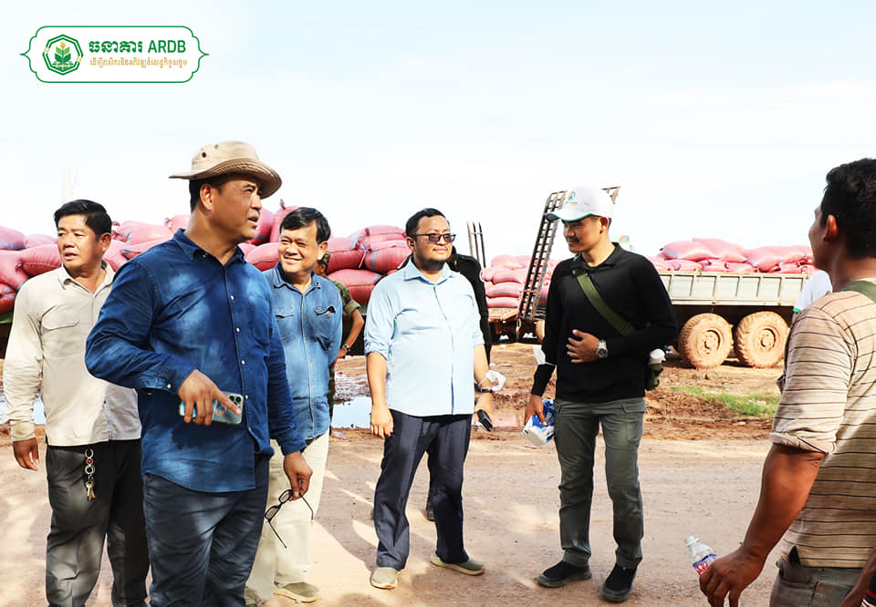 H.E. Dr. KAO Thach, accompanied by colleagues, have continued visiting paddy rice farmers and paddy rice traders at Bantey Meanchey Province